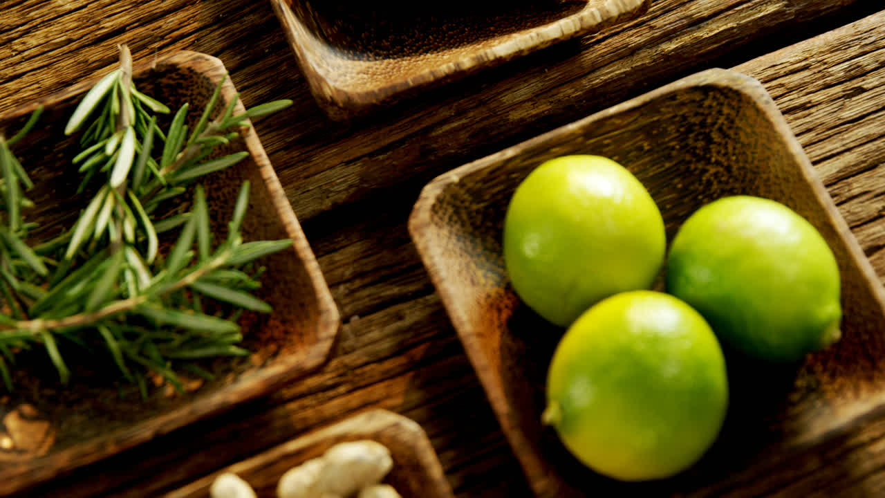 varios ingredientes en un cuenco de madera 4k