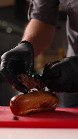 chef preparando un perrito caliente de cerdo tirado