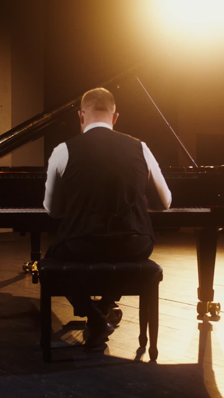 pianista tocando el piano en el escenario