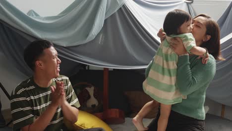 딸은 집에서 엄마를 포옹하기 위해 엄마에게 달려갑니다.