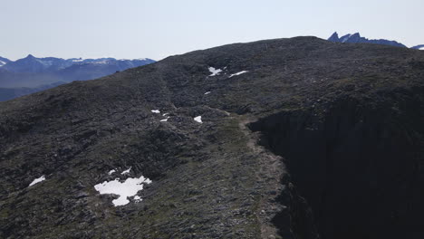 volando cerca de la cresta de romsdalseggen en romsdalen, noruega