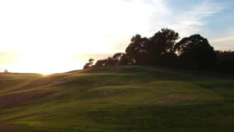 Vista-Del-Atardecer-De-Un-Campo-De-Golf-En-La-Costa-Oeste