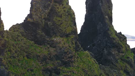 Vista-Aérea-De-Cerca-De-Reynisdrangar,-Pilas-De-Basalto-Ubicadas-Cerca-Del-Pueblo-De-Vík-En-Islandia