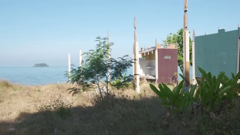 toma estática de un bungalow de playa abandonado en tailandia debido a restricciones de viaje y cierres de fronteras durante la pandemia