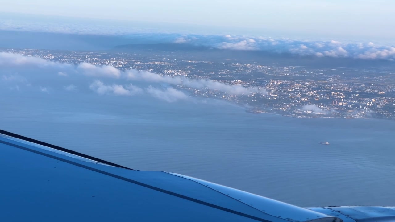 Udsigt fra flyvinge, der nærmer sig Lissabon over Portugal