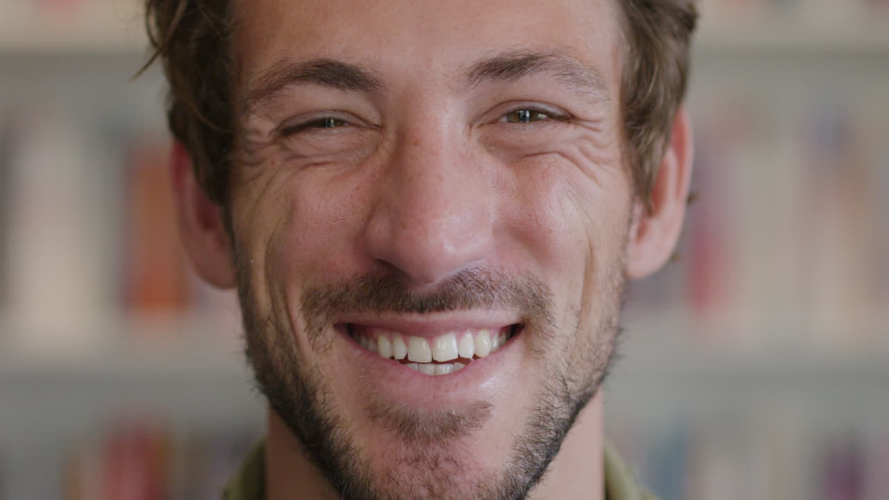 retrato de un joven sonriente