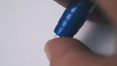 Person-Drückt-Den-Knopf-Eines-Blauen-Stifts-über-Weißem,-Leerem-Papier