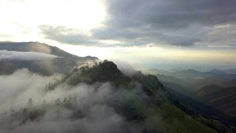 Toma-Aérea-De-Un-Dron-Girando-El-Pico-De-Adam-En-Ella,-Sri-Lanka