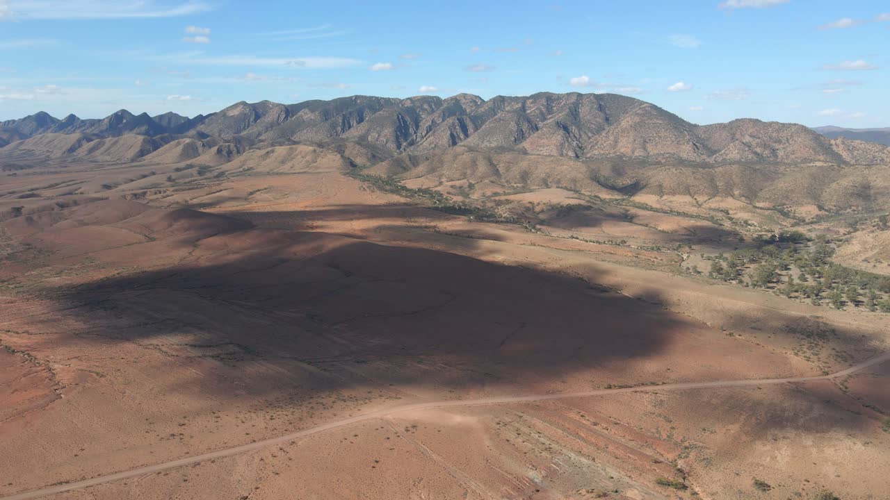 vista panorámica aérea parque nacional flinders ranges, paisaje del interior con sombras de nubes