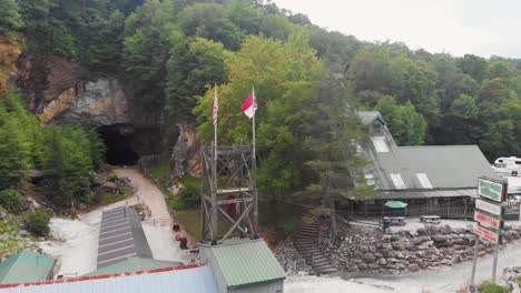 4K-Drohnenvideo-Der-Edelsteinmine-Im-Smaragddorf-In-Der-Nähe-Der-Kleinen-Schweiz,-NC-Am-Sommertag