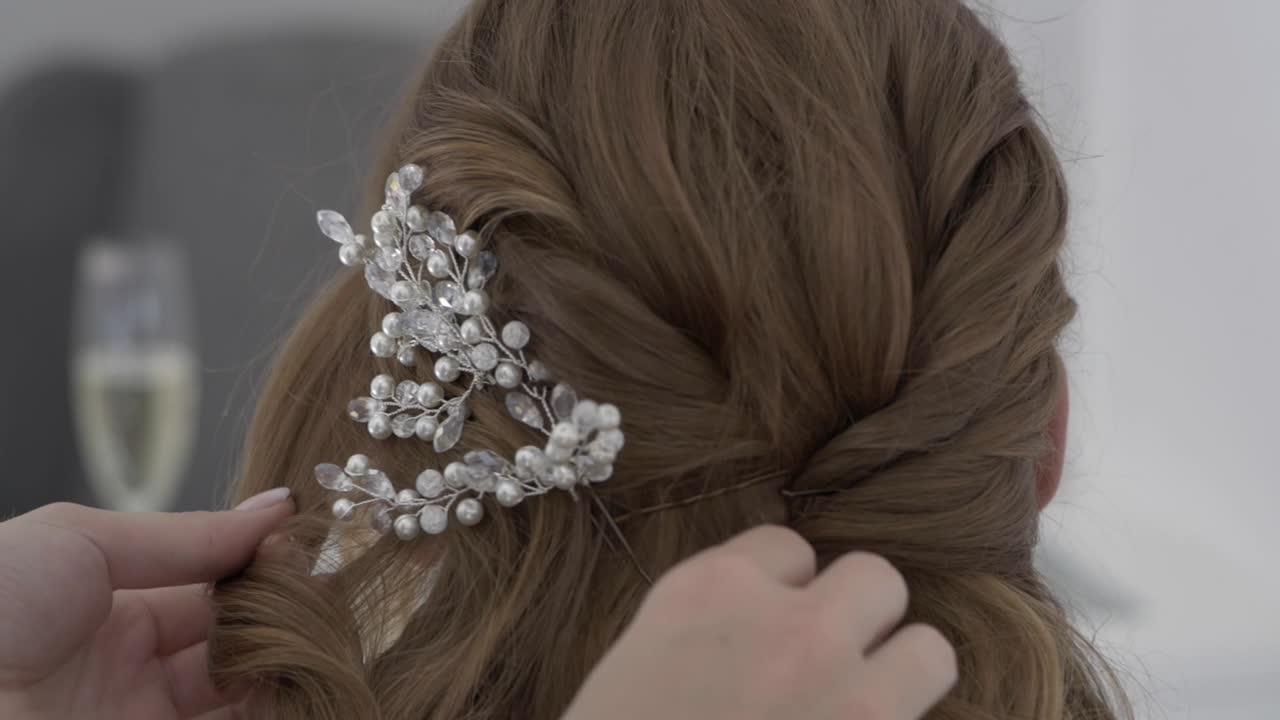 여성 미용사 스타일링 여성 헤어