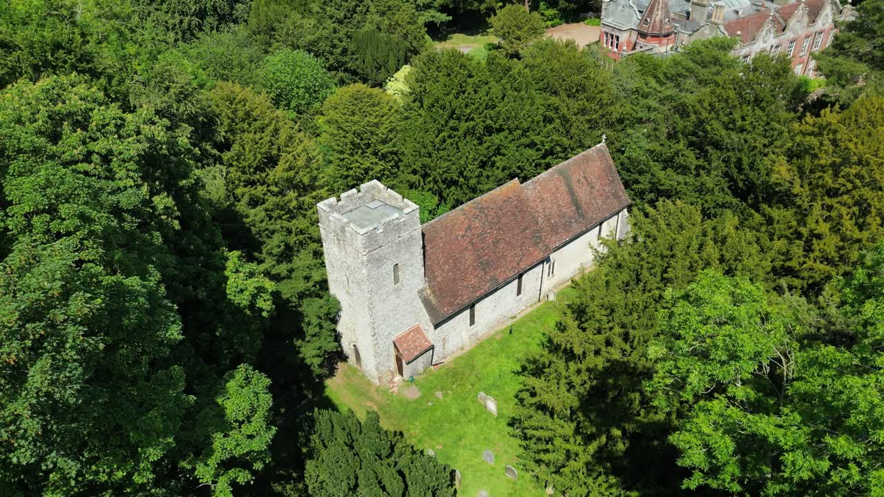 un lento boom-shot de la iglesia de lady magdalene en denton, que se eleva para revelar denton court en el fondo entre los árboles
