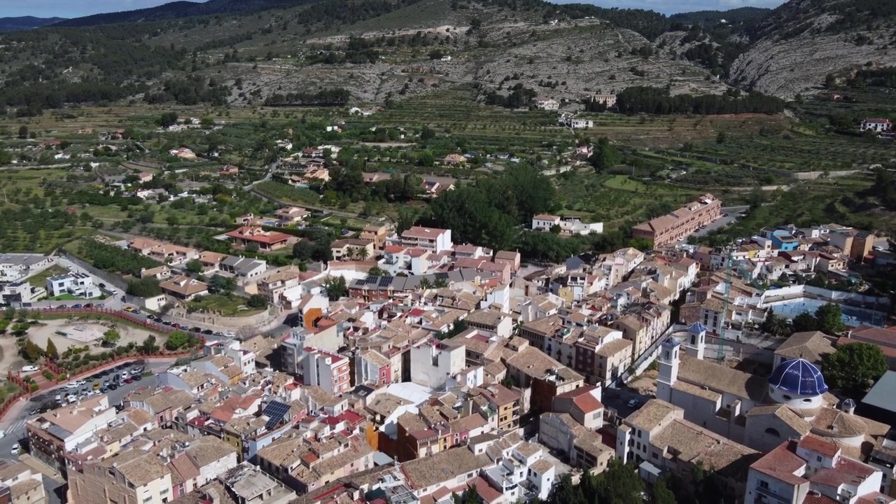 Approccio aereo al villaggio di Ibi. Situato nel sud-est della Spagna.