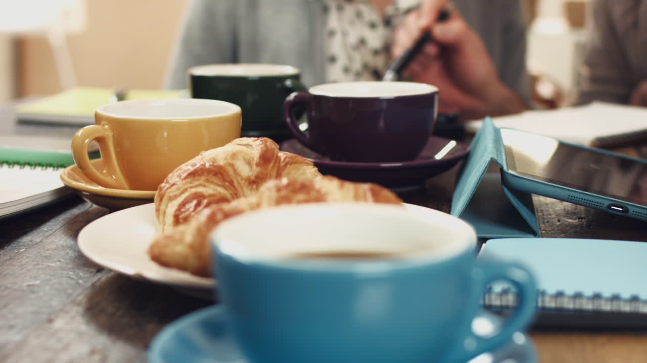 회의 에서 사업가 들 의 손 을  ⁇ 는 장면