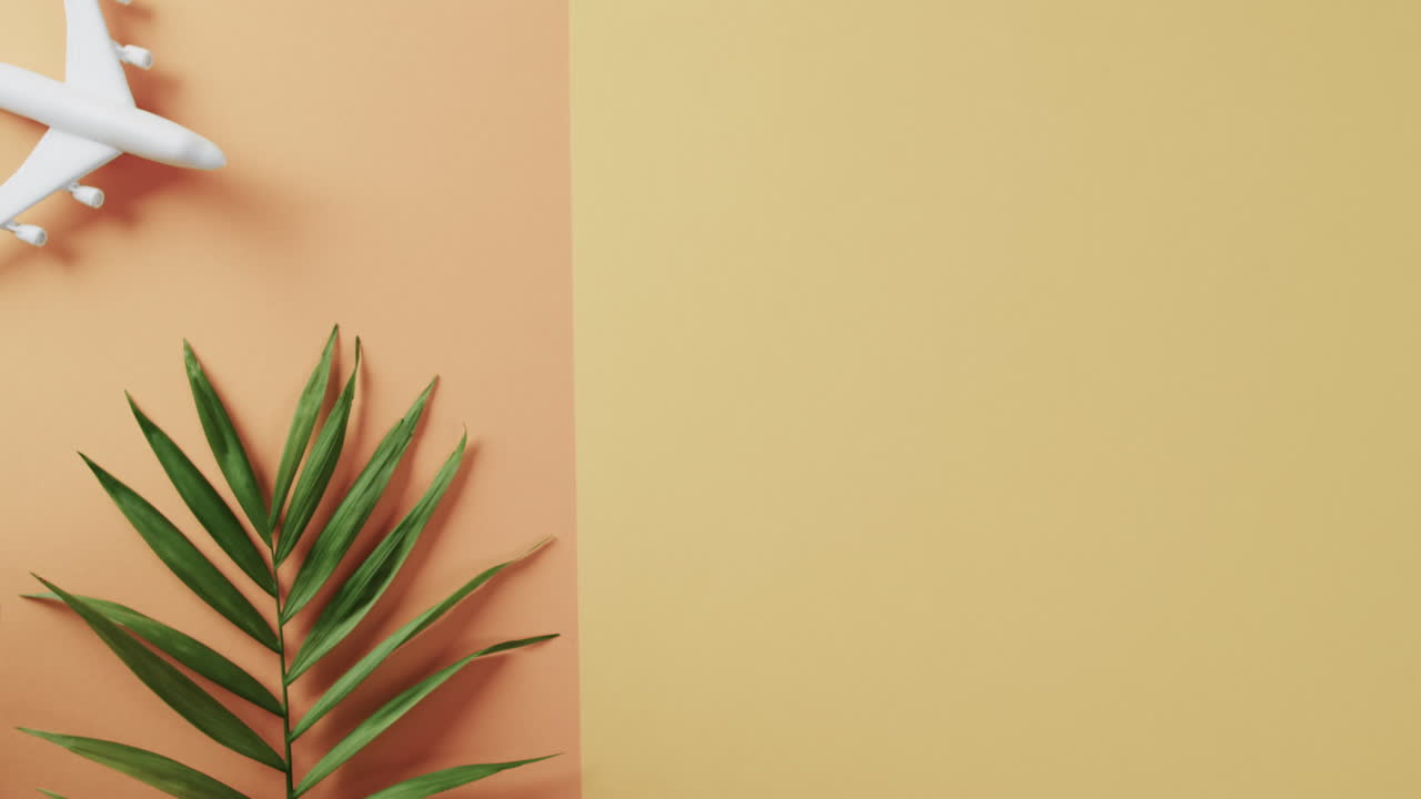 primer plano del modelo de avión blanco, gafas de sol, maleta y espacio de copia sobre fondo amarillo