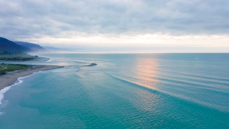 在日落時,海浪撞擊海灘