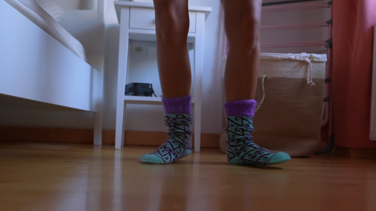 las piernas de una mujer en un dormitorio