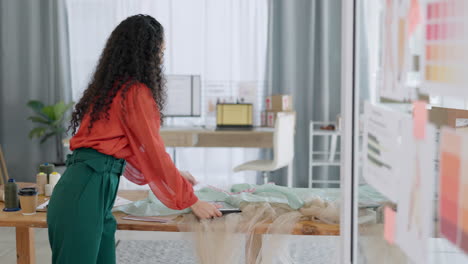 mujer negra, tableta y diseñadora de moda
