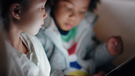 Niños-Lindos-Usando-Una-Tableta-Jugando-Juegos-Dibujando-En-Tecnología-De-Pantalla-Táctil-Disfrutando-De-Una-Noche-Divertida-Antes-De-Acostarse