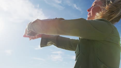 Kaukasische-Frau,-Die-Sich-An-Einem-Sonnigen-Tag-Am-Strand-Dehnt