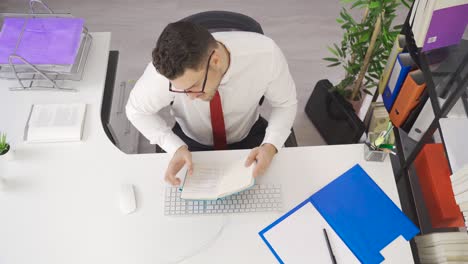 Businessman-working-in-his-office,-time-lapse.