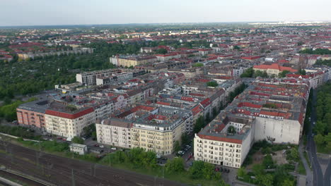 Luftaufnahme-Von-Blöcken-Von-Wohngebäuden-In-Der-Städtischen-Nachbarschaft.-Hochwinkelansicht-Der-Stadt.-Berlin,-Deutschland