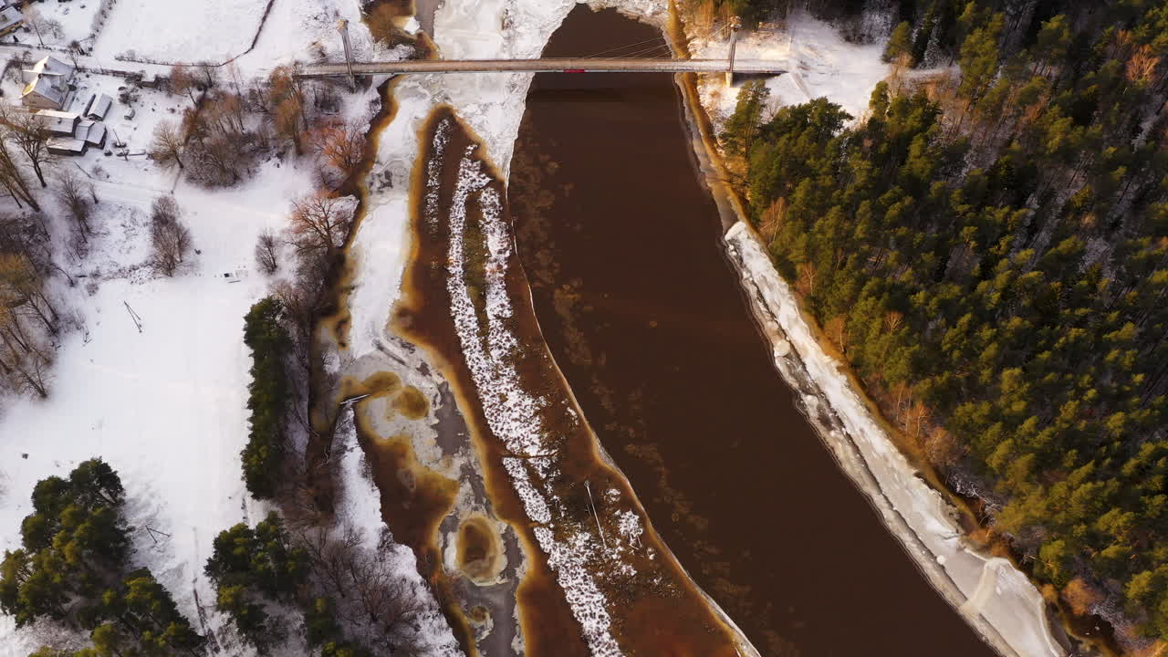 río gauja en valmiera, letonia durante el invierno nevado - vista aérea de drones