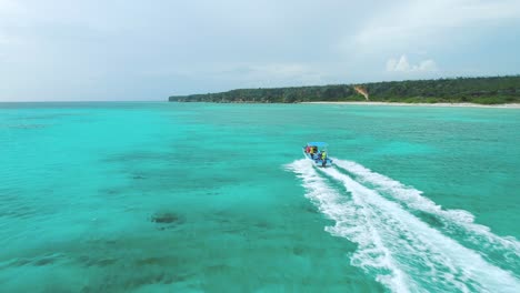 lancha navega en aguas turquesas del caribe