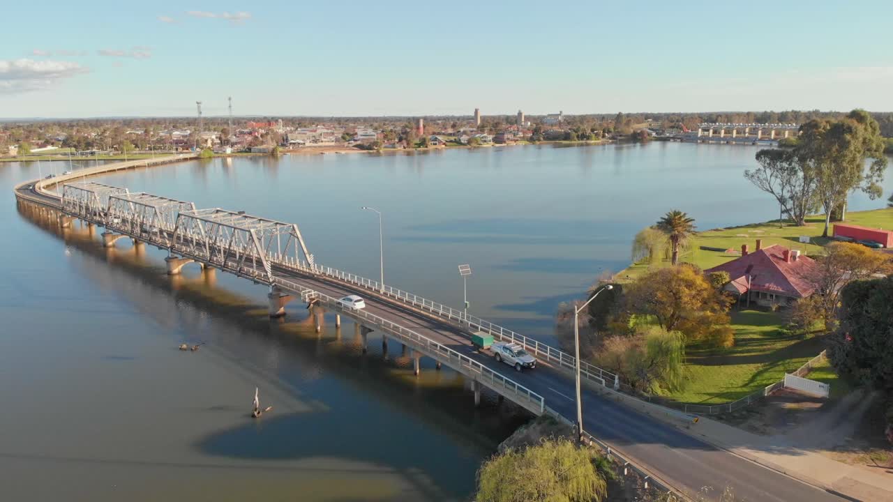 nsw 쪽에서 yarrawonga mulwala 다리를 가로지르는 교통의 접근 공중 뷰