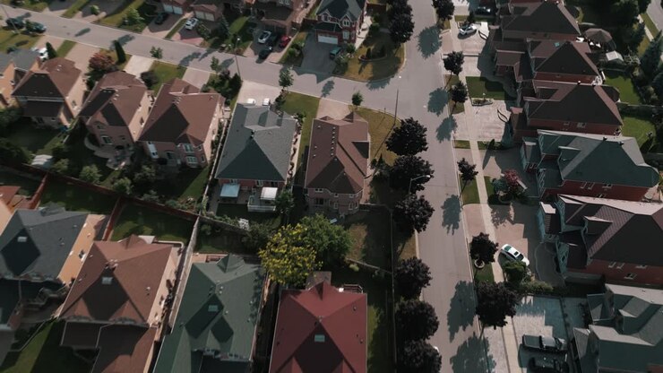 Riprese aeree con drone di una zona suburbana con