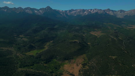 Colorado-Escénico-Aéreo-Cinematográfico-Zumbido-Verano-San-Juans-Montañas-Rocosas-Ridgway-Ralph-Lauren-Rancho-Monte-Sniffels-Dallas-Rango-14er-Millón-De-Dólares-Autopista-Mañana-Cielo-Azul-Hacia-Atrás-Revelar-Movimiento