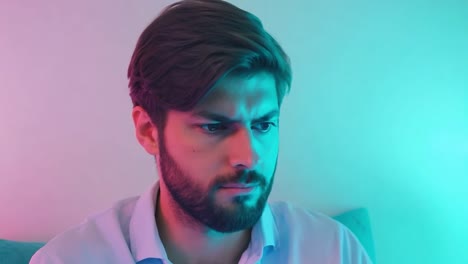 un retrato de un hombre con una barba mirando hacia abajo