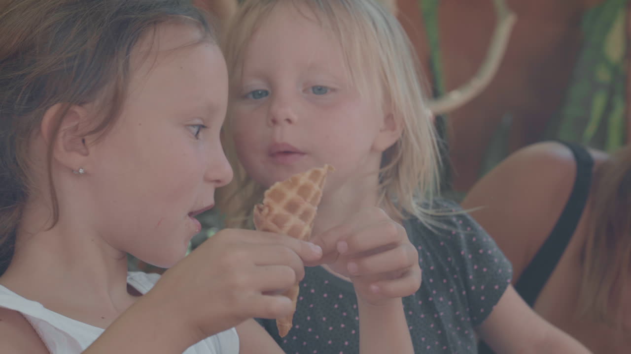 счастливые дети и их мама