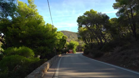 Caminando-En-La-Isla-De-Poros-Grecia