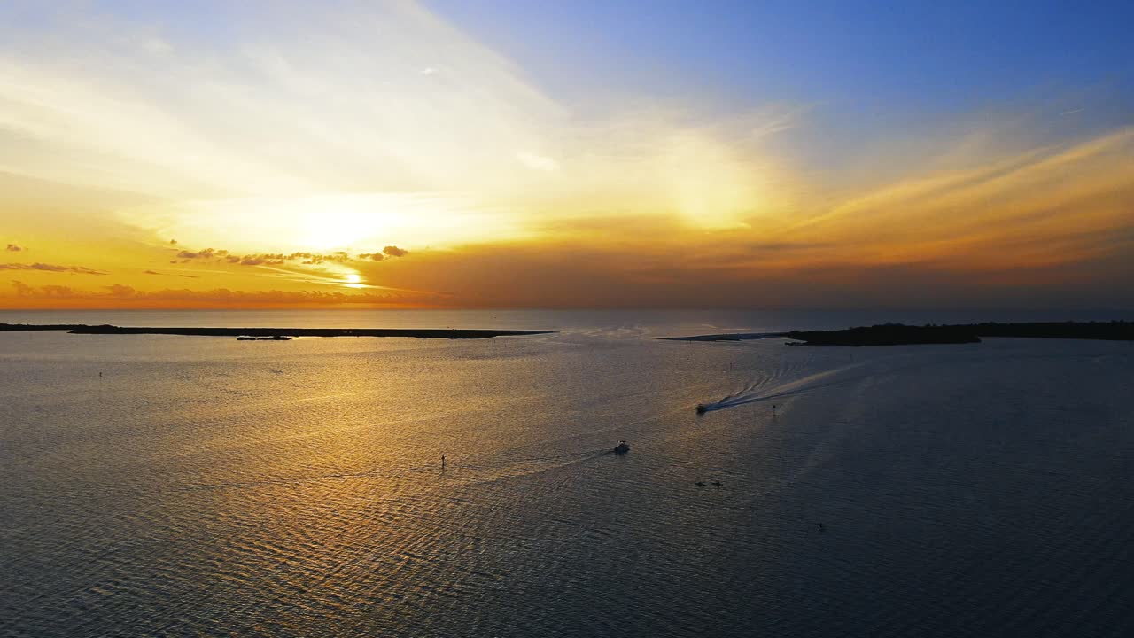 듀네딘 도로 에 있는 드론 에서 본 해 가 지는 모습