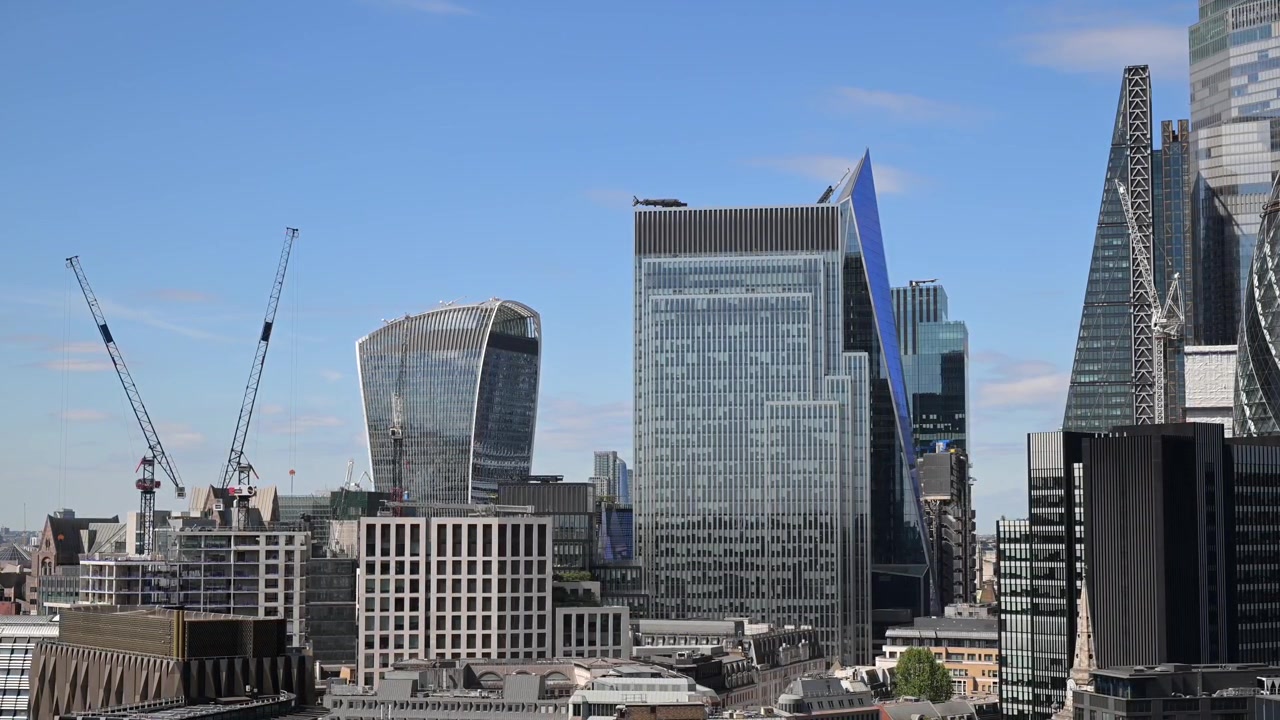 Una vivace vista dall'alto del quartiere finanziario di Londra sotto un cielo azzurro e limpido, vista dalla moderna sede di BT presso l'edificio per uffici One Braham.