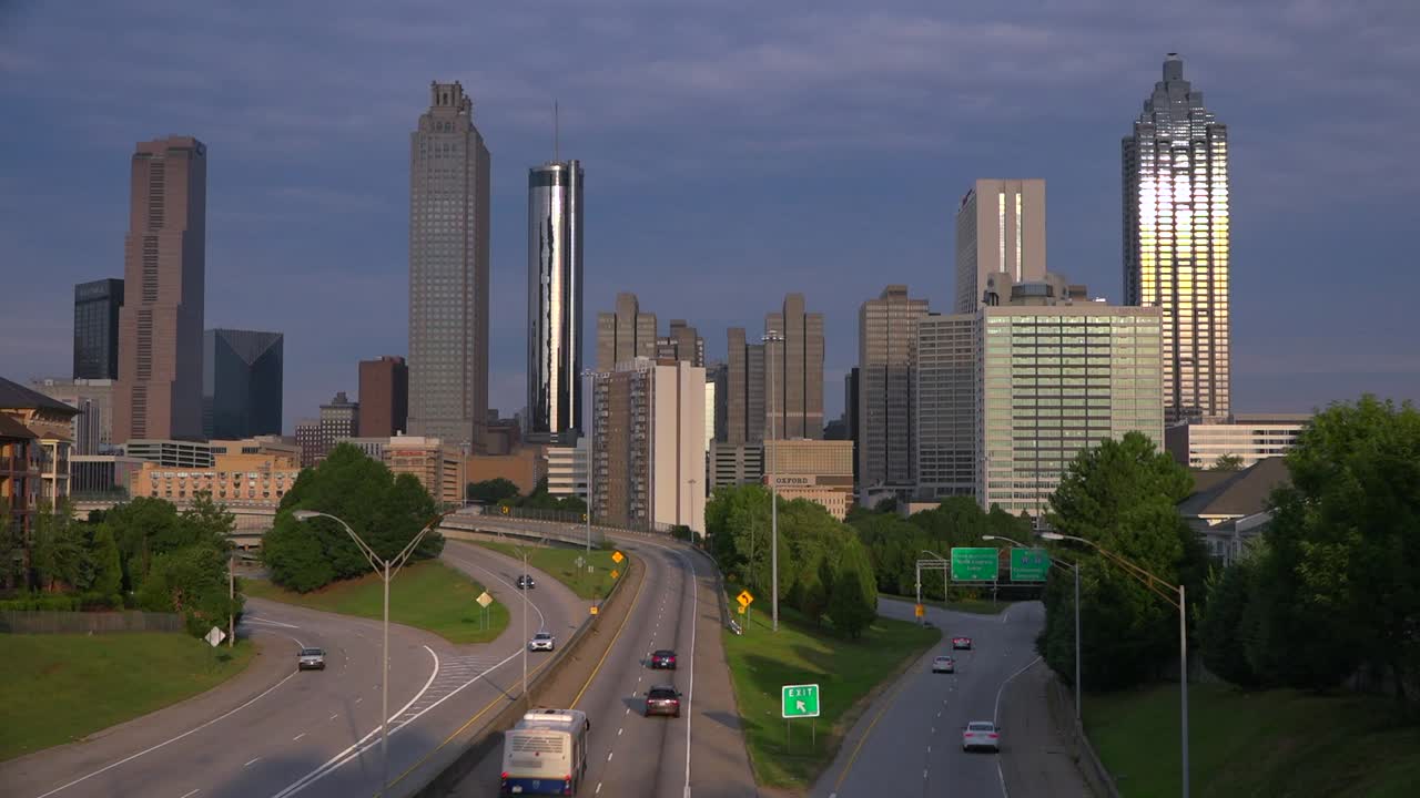 Bela vista do crepúsculo do tráfego entrando em Atlanta, Geórgia