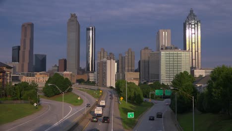 prachtig schemerbeeld van verkeer op weg naar atlanta georgia 1