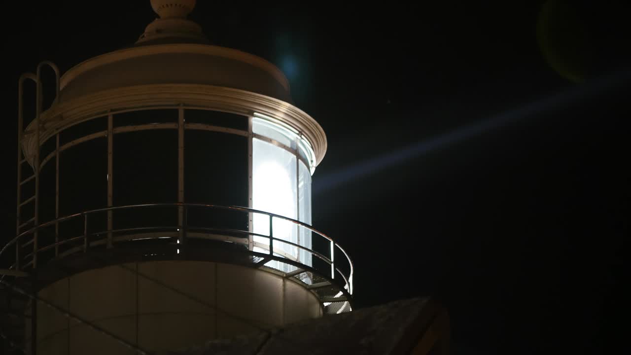 밤에 등대 사진을 찍은 타임스.