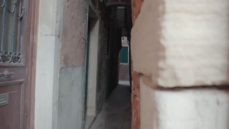 Pasaje-Veneciano:-Callejón-Estrecho-Y-Misterioso.-Italia