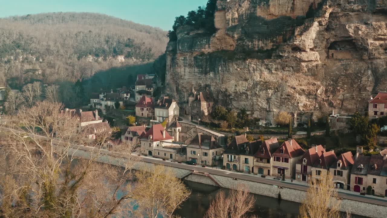 drone disparado sobre la roque-gageac en el borde de los acantilados, las casas están alineadas