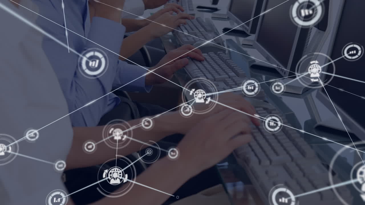 animación de iconos conectados a través de diversos agentes de clientes que trabajan en la computadora en la oficina