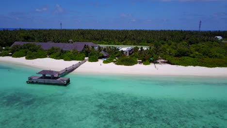resort exclusivo de maldivas, pan sobrante sobre muelle de madera y playa para nadar 4k