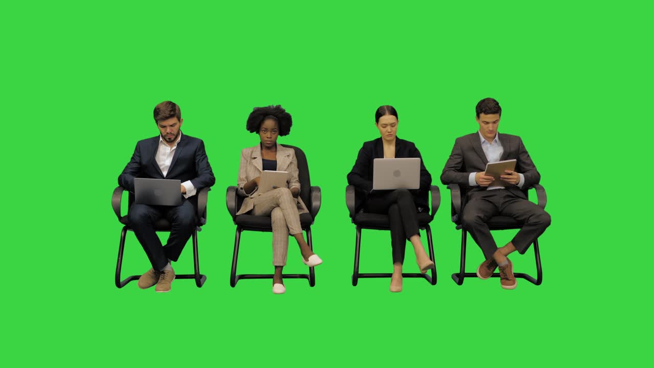 컨퍼런스에서 비즈니스 사람들이 녹색 화면, 크로마 키에서 노트북을 듣고 메모를 취하고 있습니다.