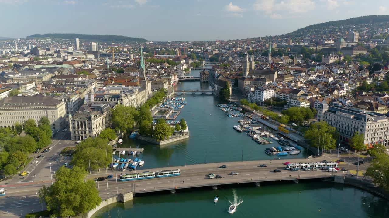 vuelo aéreo sobre el río limmat en el centro de zurich
