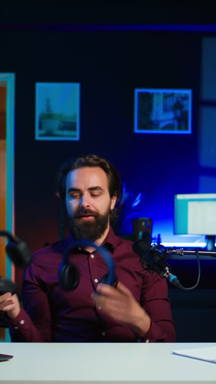Video verticale. Esperto di tecnologia che testa le cuffie e le recensisce