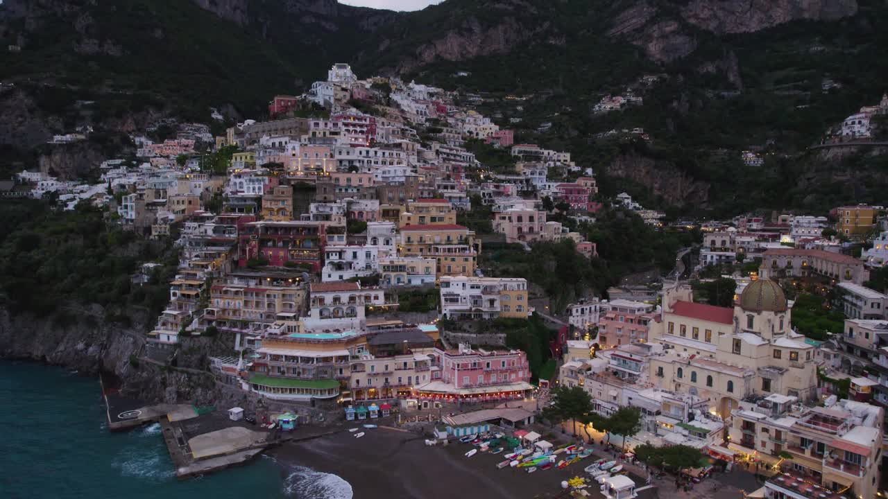 Veduta aerea con drone di case vacanza sulle montagne della Costiera Amalfitana, all'ora blu.