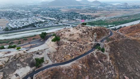 Mt.-Rubidoux-Am-Flussufer-Von-Kalifornien-Bei-Sonnenuntergang-Mit-Wanderern-In-4k-Aussicht