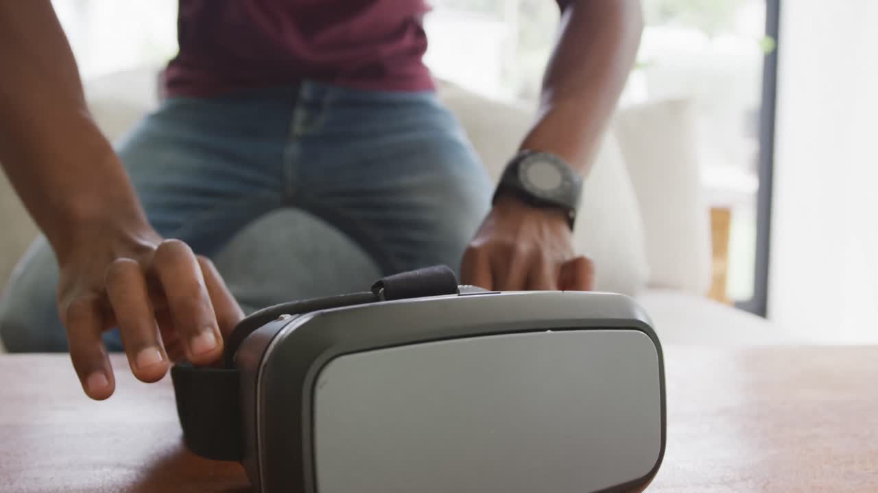 video de un hombre mayor afroamericano usando auriculares vr