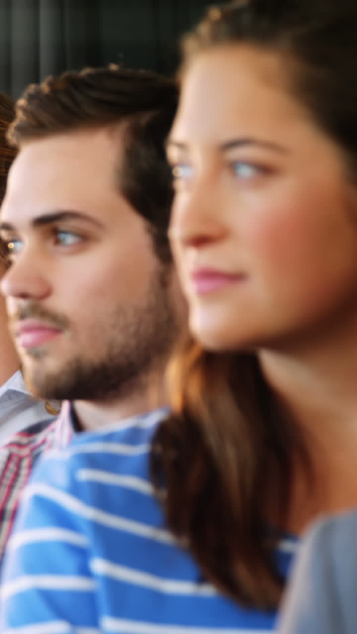 ejecutivos de negocios de pie con los brazos cruzados en la oficina